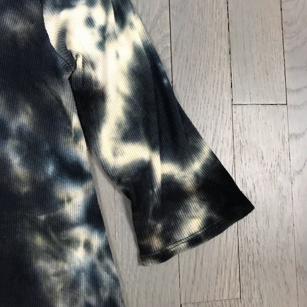 Aiden Y Tie Dye 3/4 Sleeve Ribbed Loose Swing Top - Picture 4 of 7
